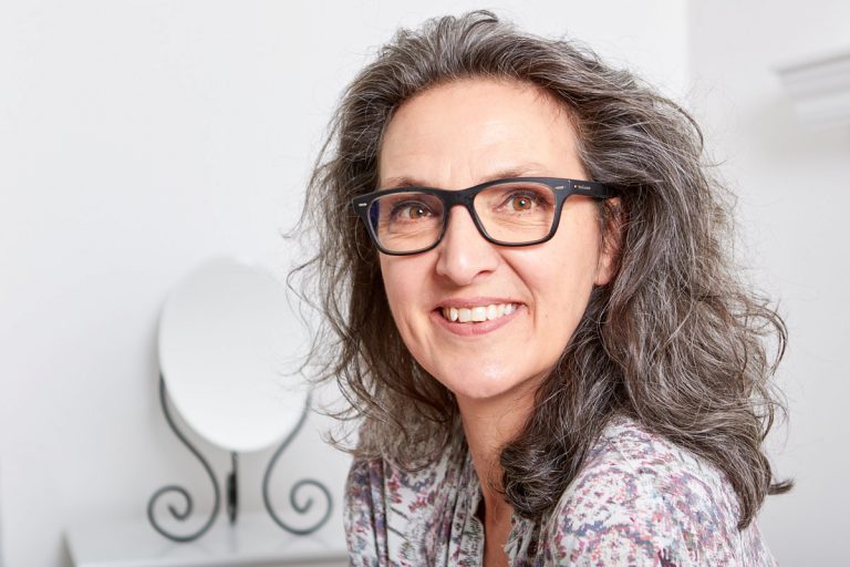 Myriam Schmegner Heilpraktikerin für Psychotherapie Portrait mit Brille